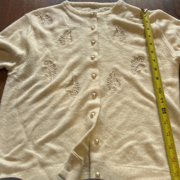 Creamy White Vintage Seashell 1950s Style Pearl Button Cardigan small-medium - Picture 9 of 10